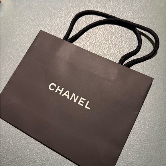 Chanel small paper bag for compact wallets or cologne - Picture 2 of 3